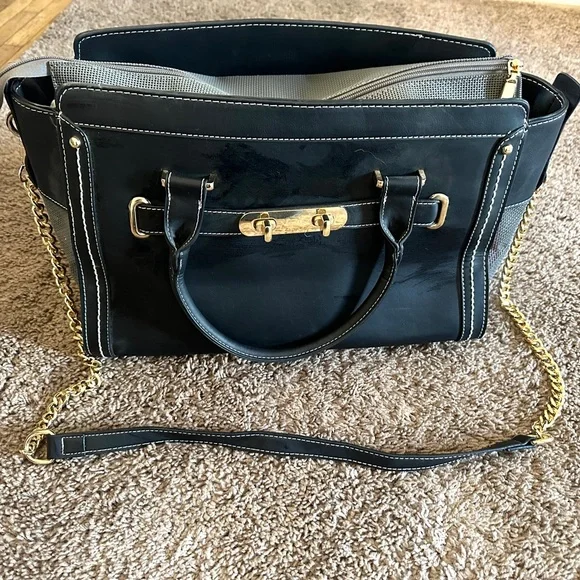 Elegant Black and gold pet carrier - Picture 7 of 11